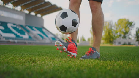 Ein-Mann-Auf-Einem-Fußballfeld-In-Zeitlupe-In-Sportgeräten-Lässt-Einen-Fußball-Hüpfen